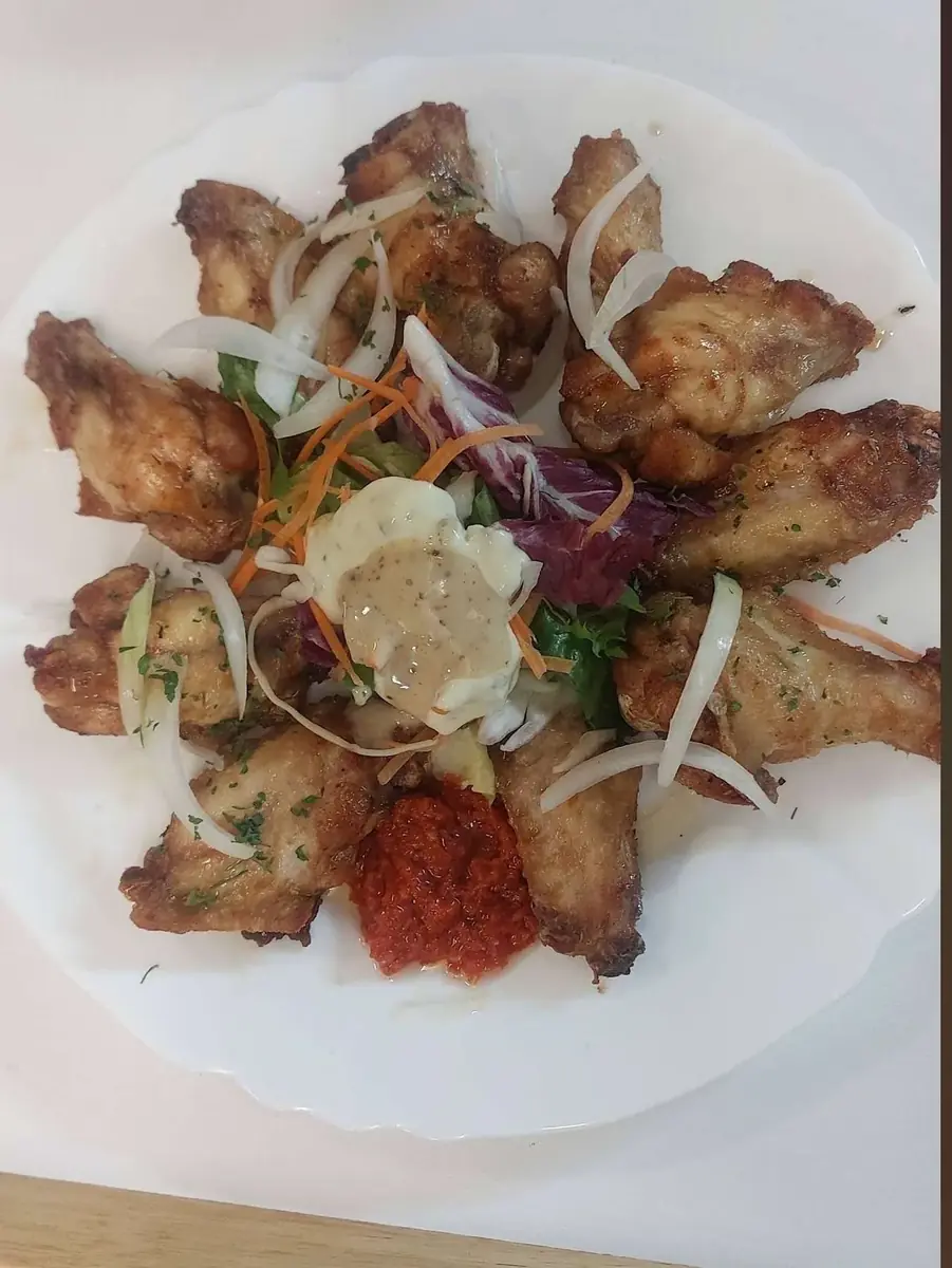 Ailes de poulet braisées, salade et piment pilé
