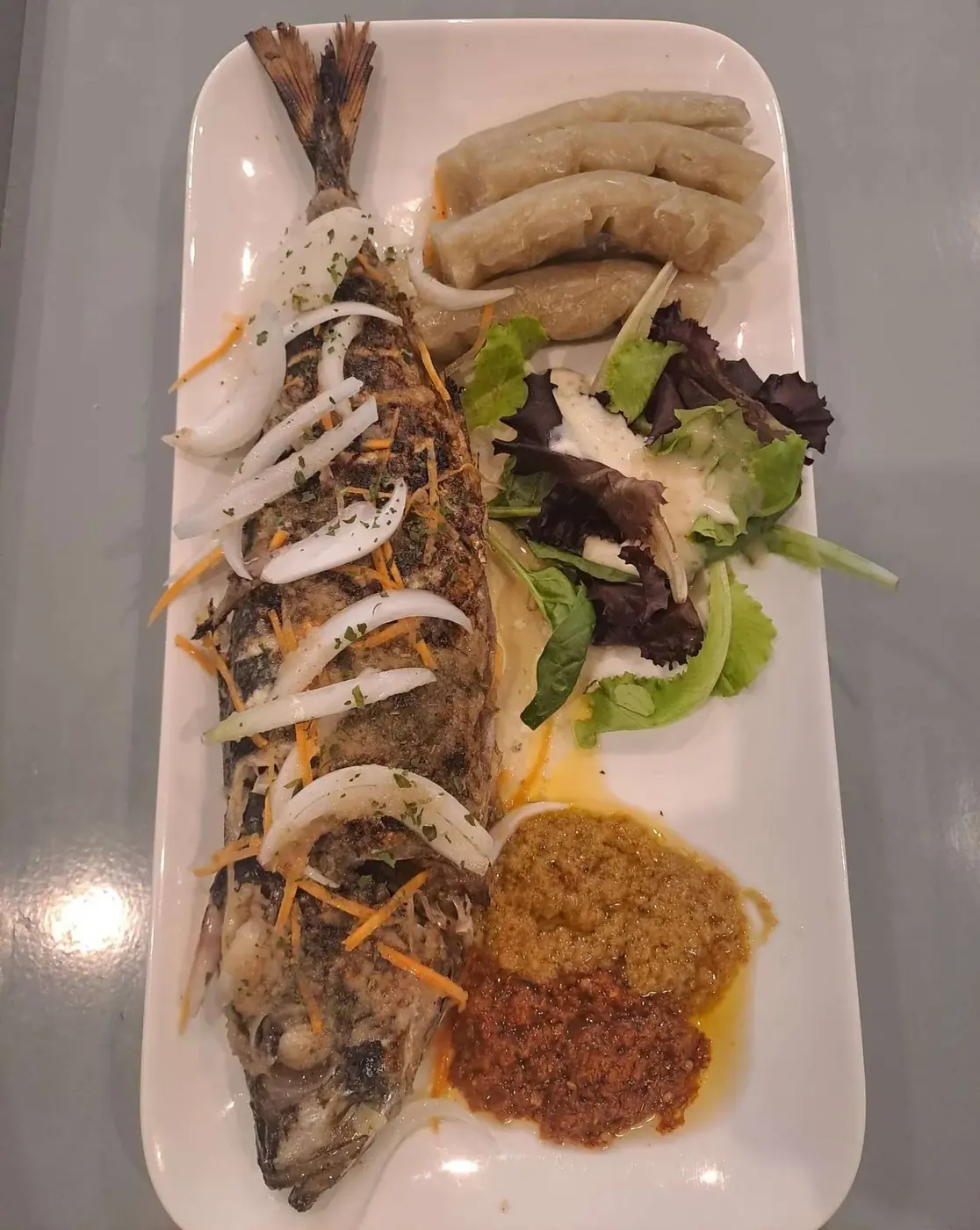 Maquereau braisé, bâton de manioc et sauces